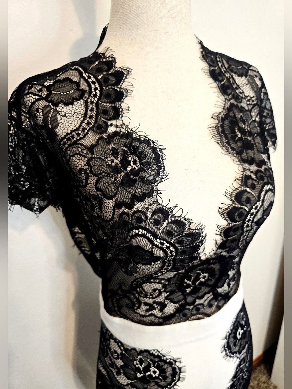 Bebe White Bodycon Dress Black Eyelash Lace Open Back Cocktail Party Dress 6 - Picture 2 of 8